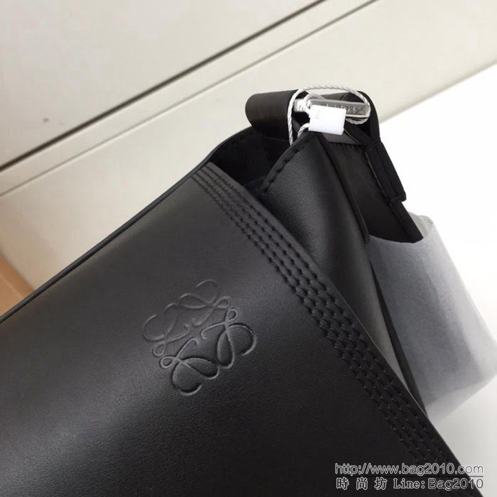 LOEWE羅意威 專櫃同步 經典百搭 明星同款 Military Messenger 信使包 0169 男女同款  jdl1028